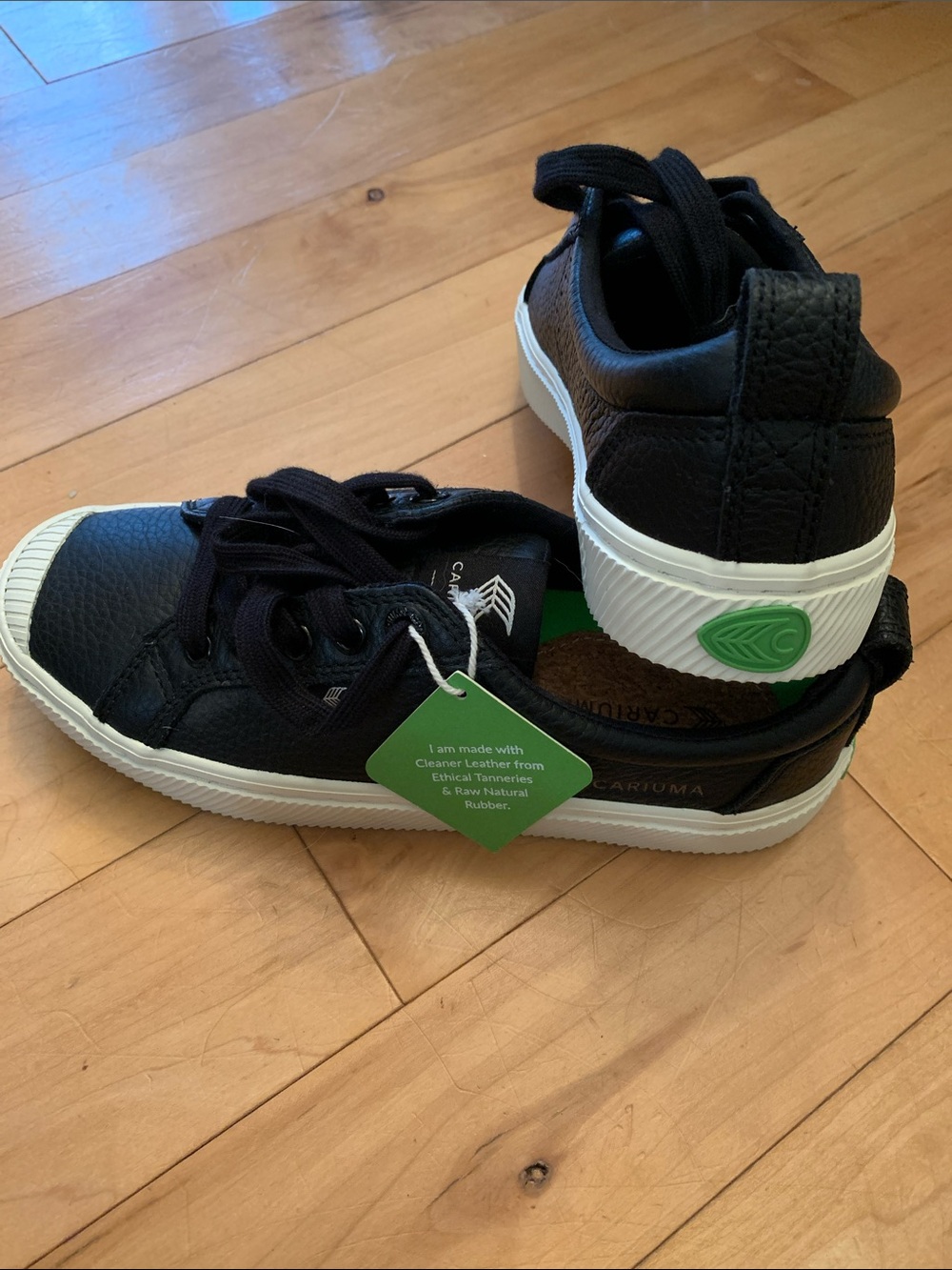 Cariuma womens 8 Black leather Low-Top Sneakers w/White Sole & Green Heel Accent